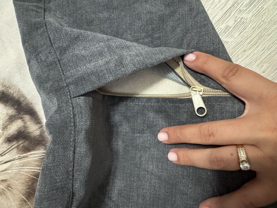 Дві великі наволочки на диванні подушки на замку