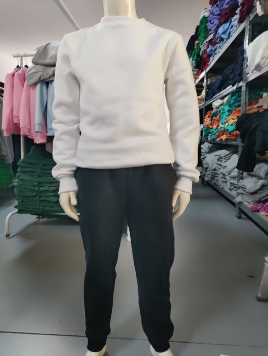 Fato treino criança 9 euros.         Só para REVENDA