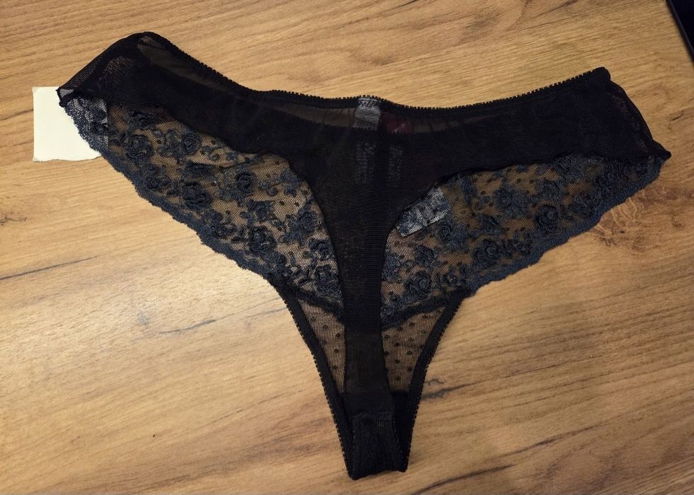 Nowe, ciemne stringi z koronką