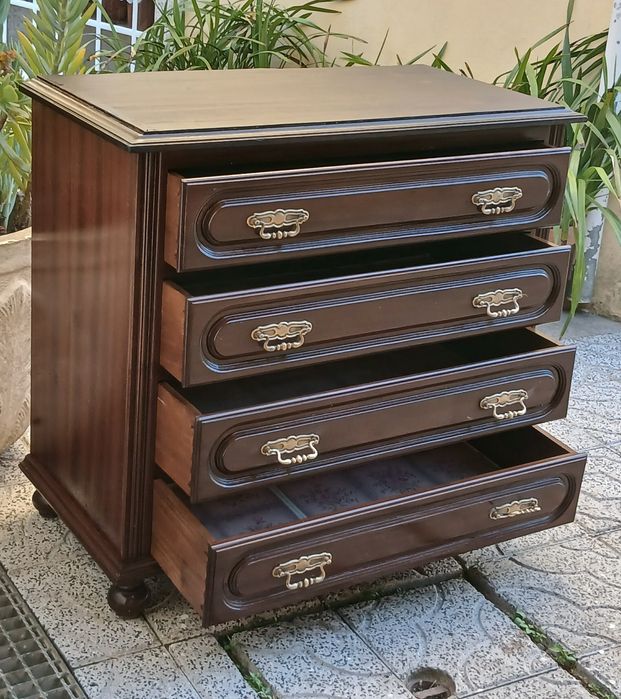 Vendo CÓMODA com 4 GAVETAS em madeira MACIÇA. Possibilidade de entrega