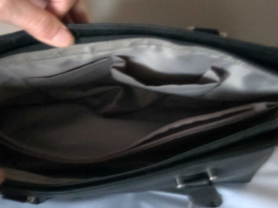 wyprzedaż - czarna torebka do ręki- w Katowicach oddam za darmo