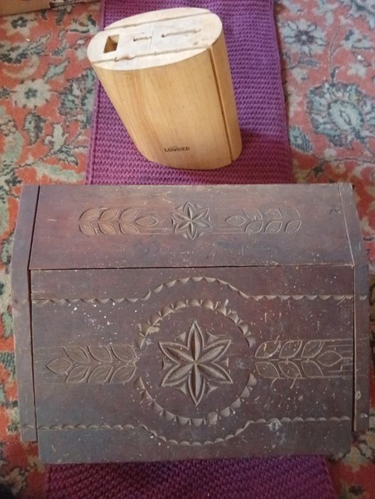 Продам подставку для ножей и хлебницу.