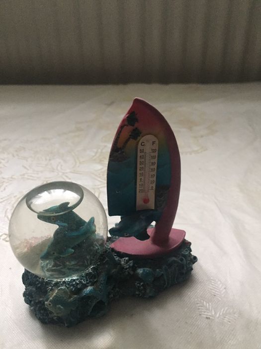 Кораблик з дільфінами