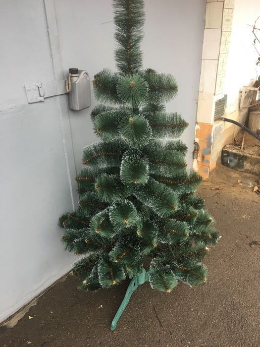 Продам штучну ялинку. Красуня. Висота 1.50м. В комплекті тринога.