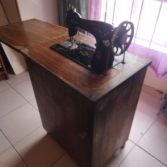 Máquina de costura antiga, com mesa.
