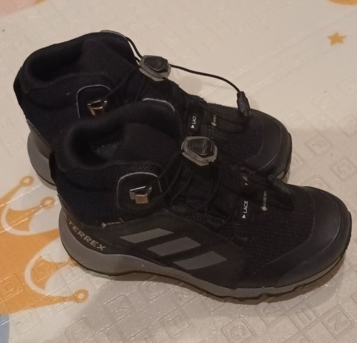 Дитячі кросівки Adidas.