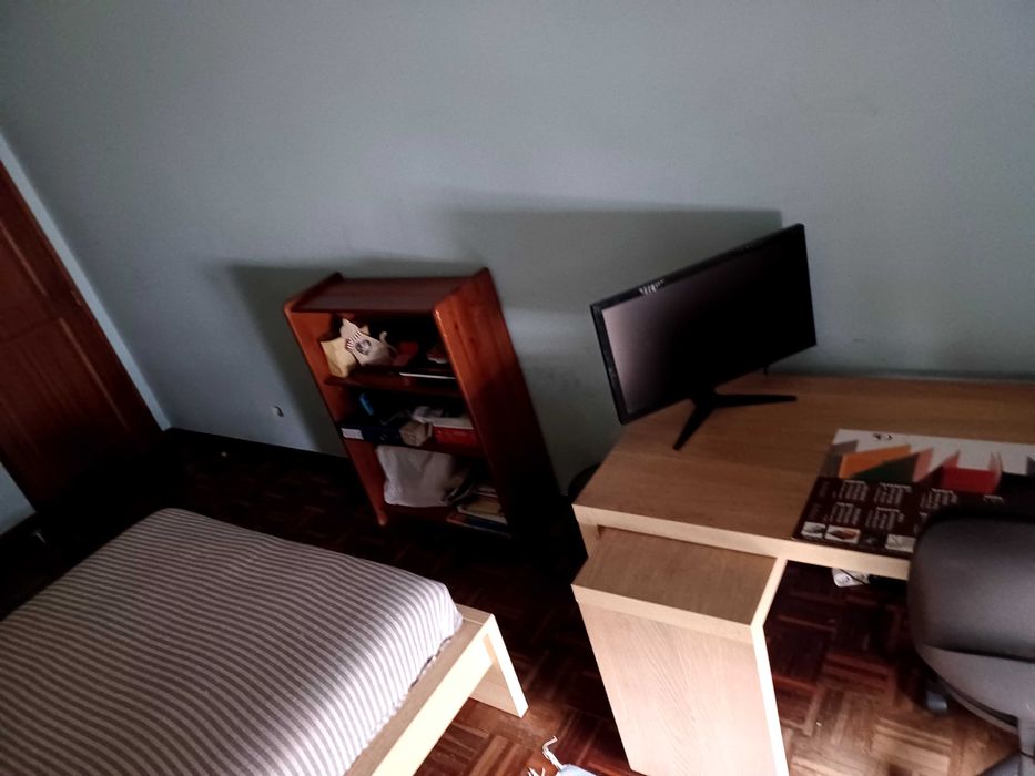 Alugo quarto num 1⁰andar, espaçoso e virado a nascente, perto de rede de transportes e zonas comerciais, a estudantes ou professores do sexo feminino.