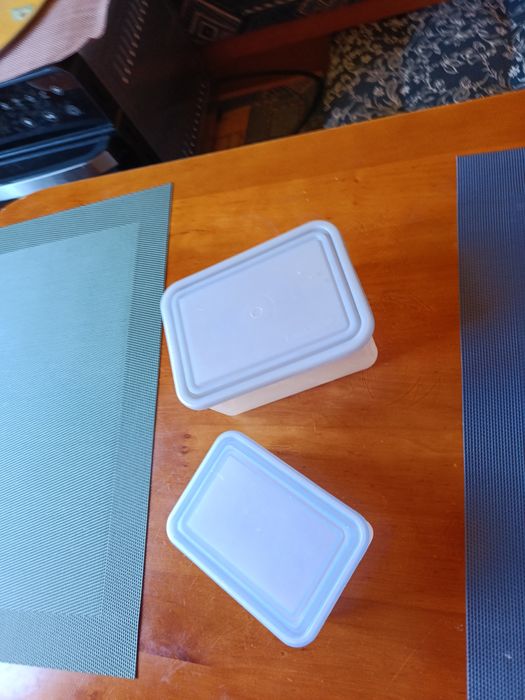 Dwa pojemniki plastikowe po 5 zl