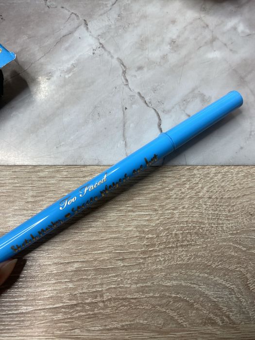 Niebieski eyeliner sketch marker too faced  art