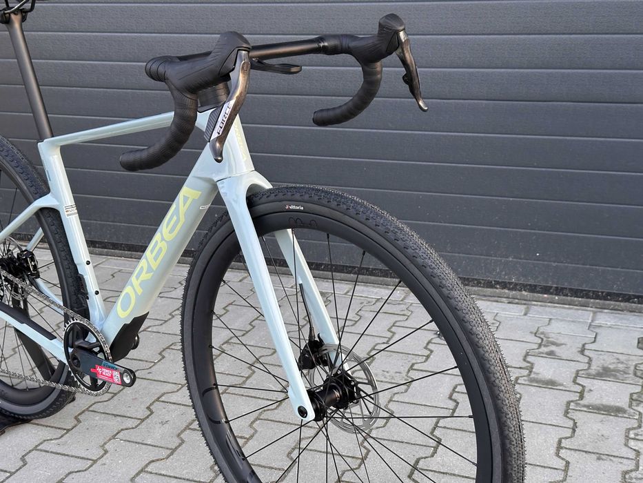 Rower gravelowy Orbea Terra M21e Tanie koła OQUO rc30team S oraz M