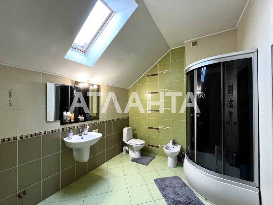 Продаж котеджу в смт Запитів + 10 соток землі.