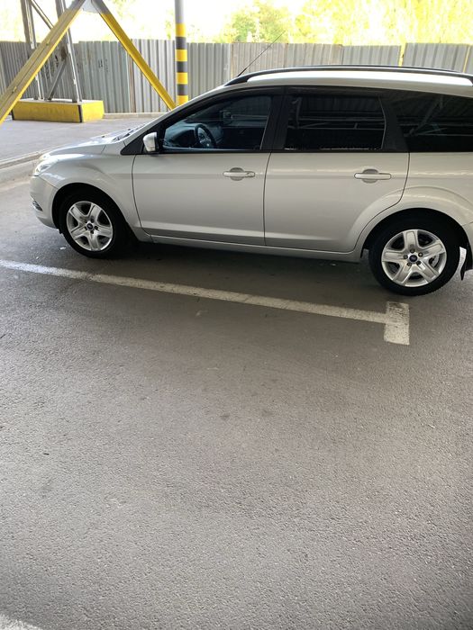 Продам серебристый Ford Focus 2010