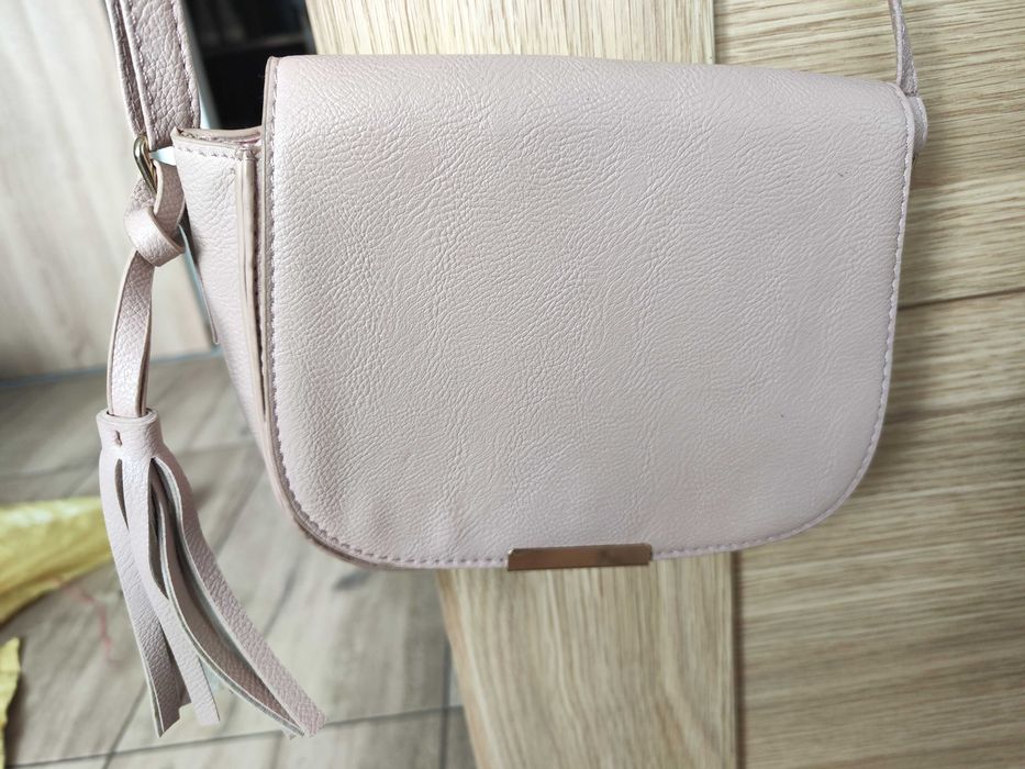 Różowa torebka z frędzlami