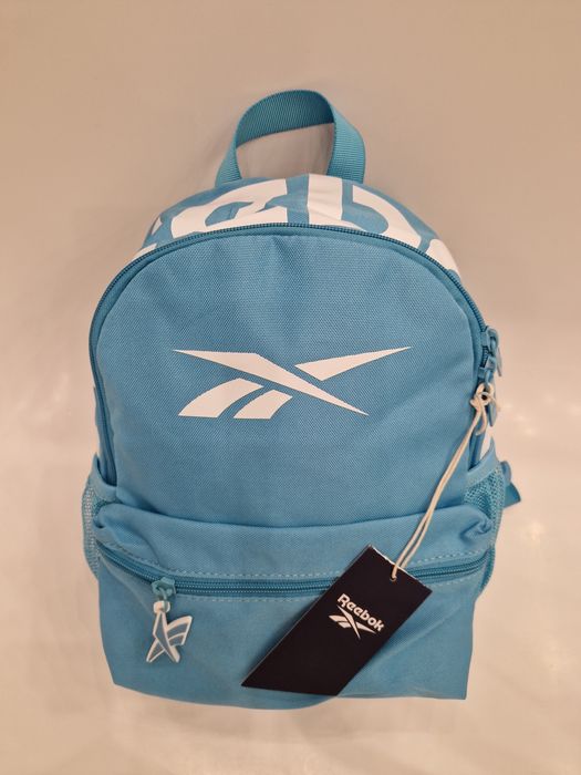 Śliczny plecak Reebok z markowym brelokiem.