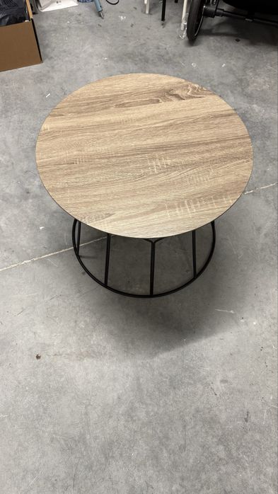 Mesa de apoio em metal preto e madeira