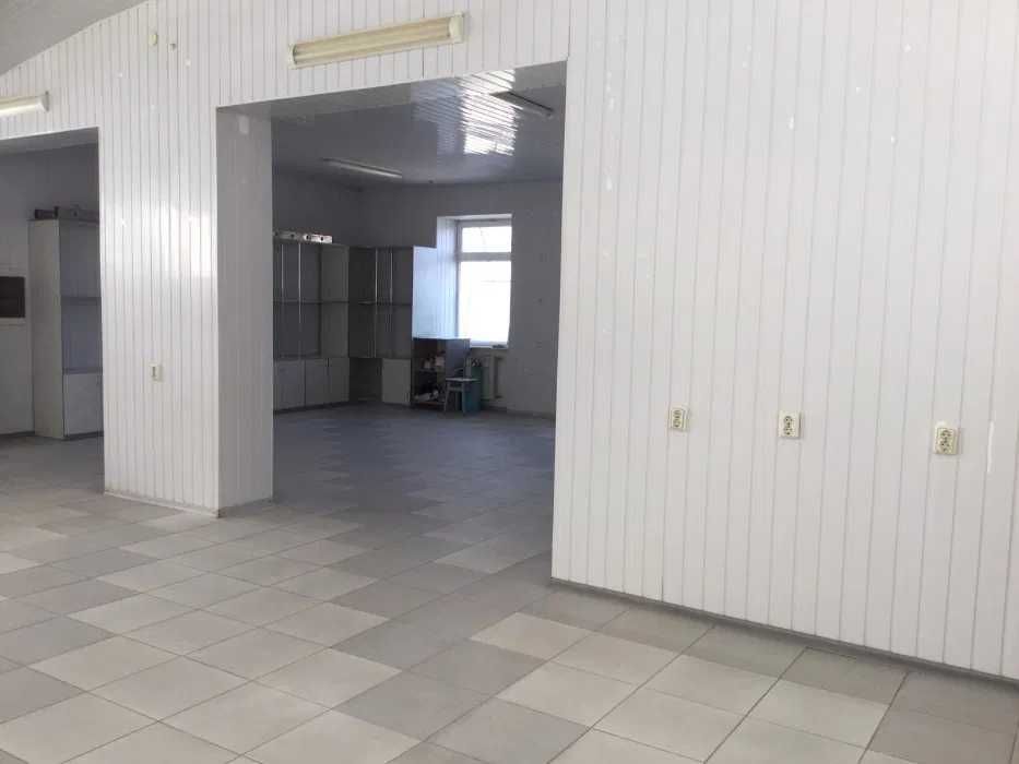 Продається магазин з кафетерієм у центрі Полтави (3 поверхи, 540 м²)