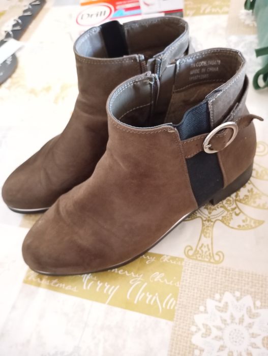 Sapatilhas, botas e galochas