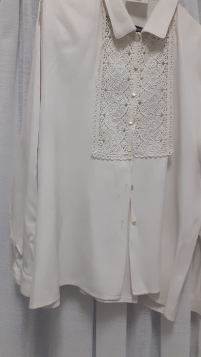 Blusa  camiseiro  com renda na frente botões  madrepérola  cor branca