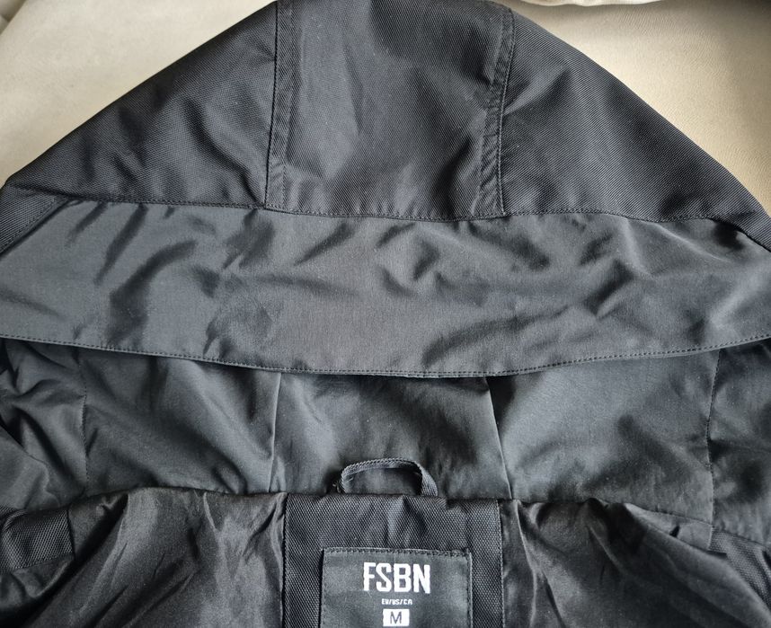 Нова спортивна куртка унісекс