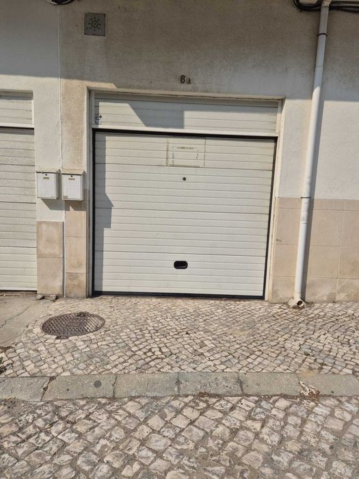Arrenda-se Garagem Box 25m2 no centro do Feijó