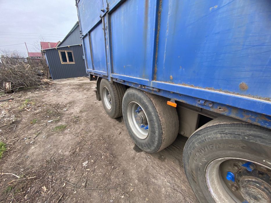 Вантажний напів причіп зерновоз