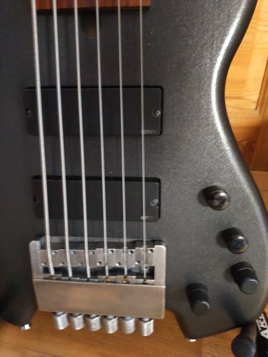 Gitara basowa sześciostrunowa