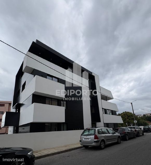 Exclusivo T1 com Varanda de 20m² e Arquitetura de Autor – S. Cosme, Go