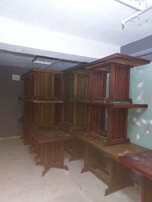 Комплект дерев'яних стільців та столів