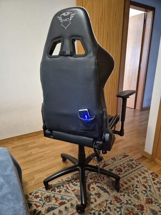 Cadeira gamer GXT com LED e comando