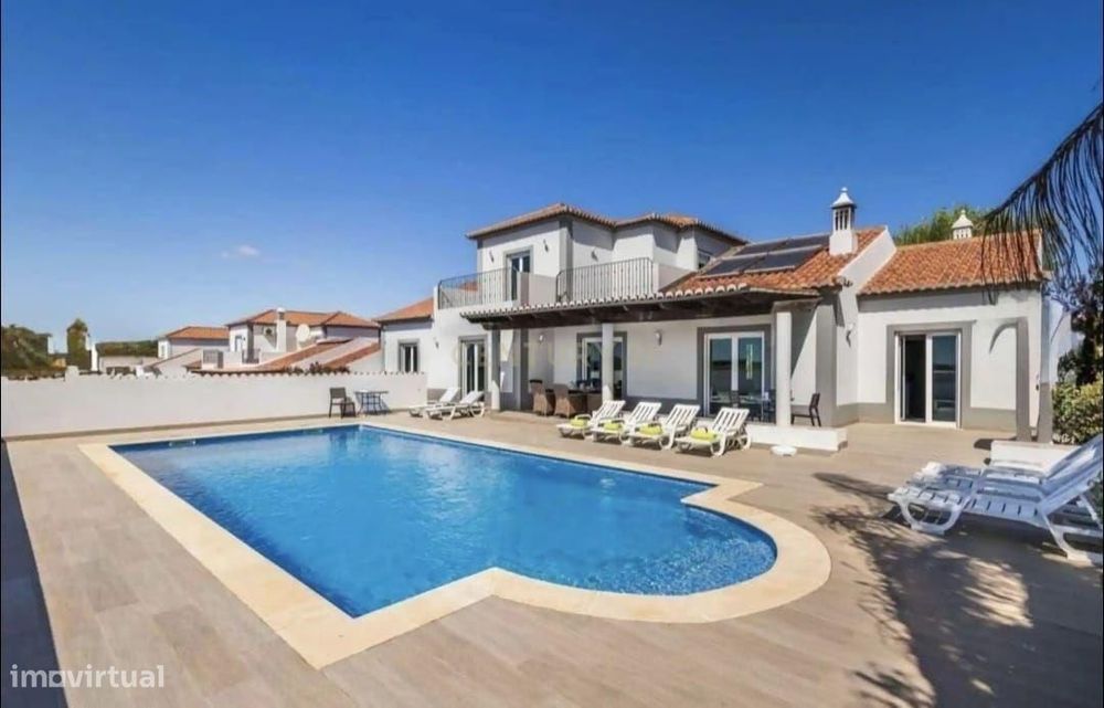 Moderna Moradia T4 com piscina e ginásio no Cerro Azul