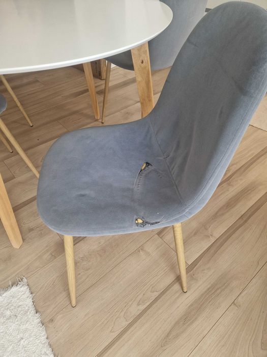 Mesa redonda bramca e cadeiras cinza