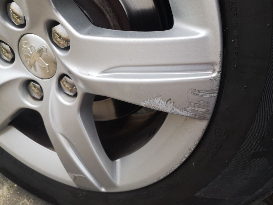 Troco jantes 16 originais Peugeot 5x108 com Pneus