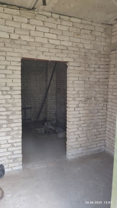 Будівля цегляна не житлова