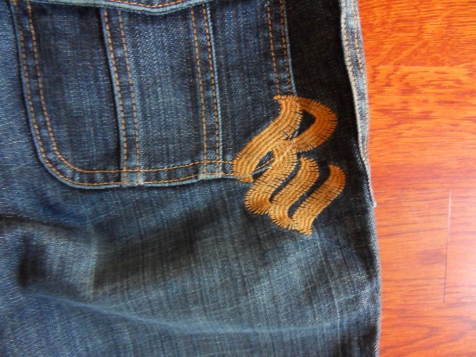Jeansy RocaWear z haftami