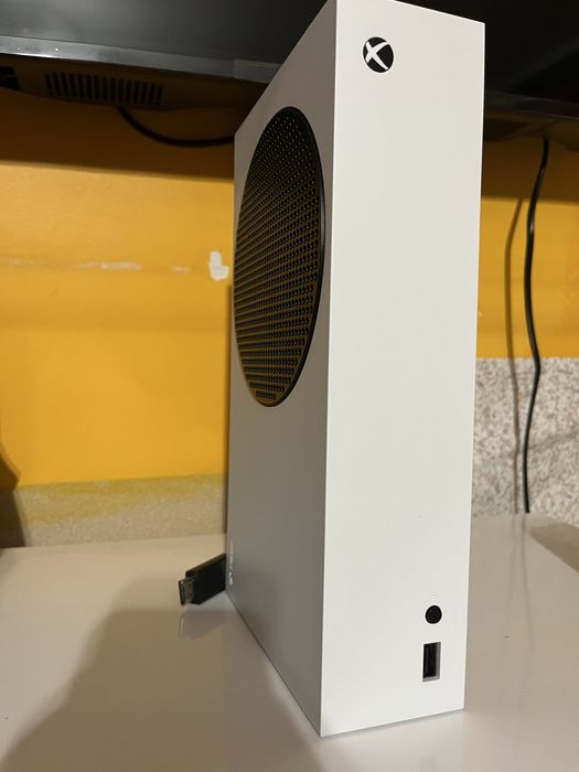 Продам ігрову приставку XBOX Series S