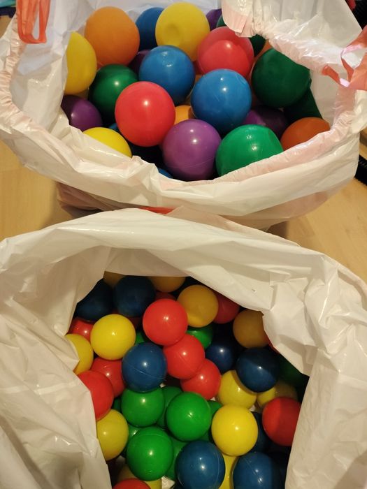 Bolas de piscina grandes e pequenas