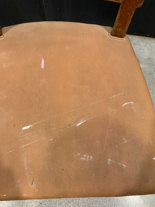 Cadeira olaio beje antiga vintage de madeira e estofo