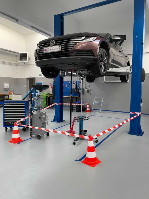 Podnośniki warsztatowe narzędzia wymiana oleju warsztat samoobsługowy