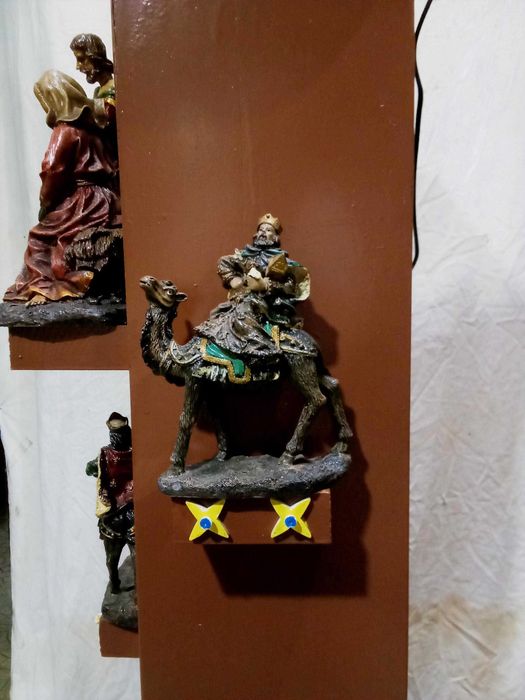 Altar e presépio montado em coluna de madeira de ferro, peça única de rara beleza