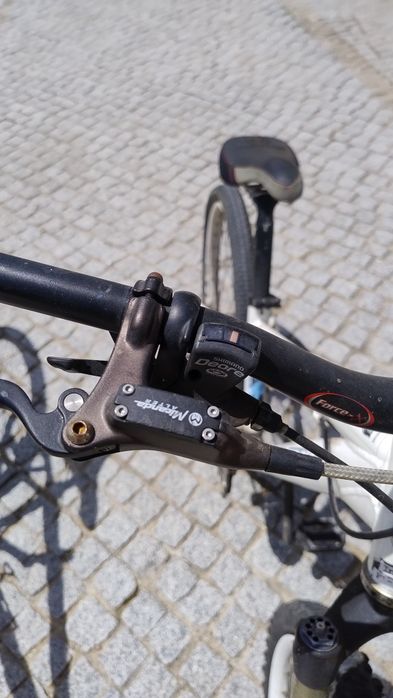 Duas bicicletas de Montanha TREK e BH