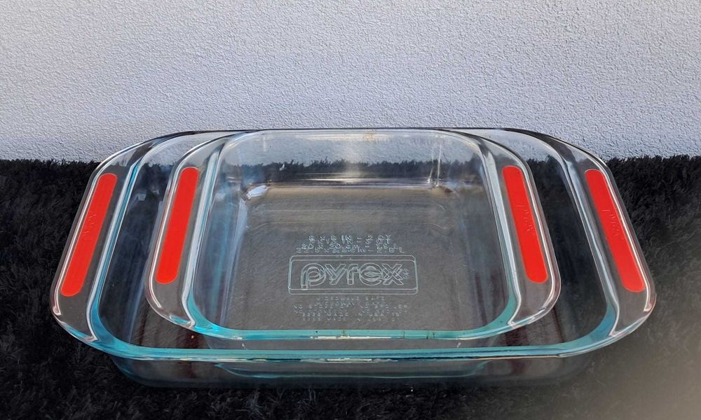 Lote utensílios de cozinha em vidro: Pyrex + espremedor citrinos + manteigueira