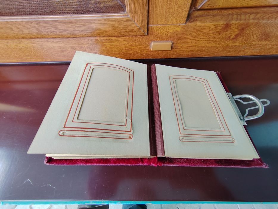 Stary album na zdjęcia kartonikowe