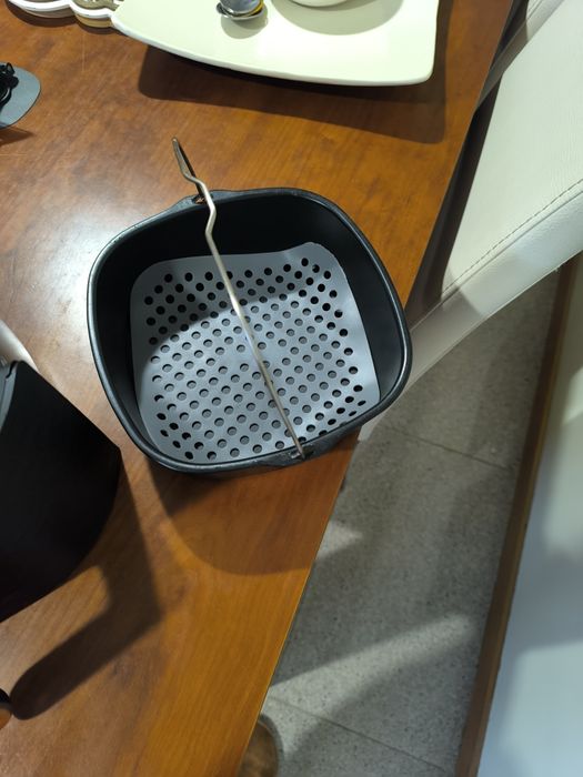 Air Fryer usada mas em bom estado vendo com acessórios  5.5 L  ,1500W.