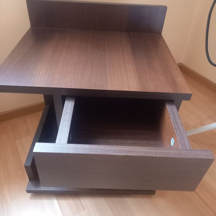 Stolik nocny lub do salonu.