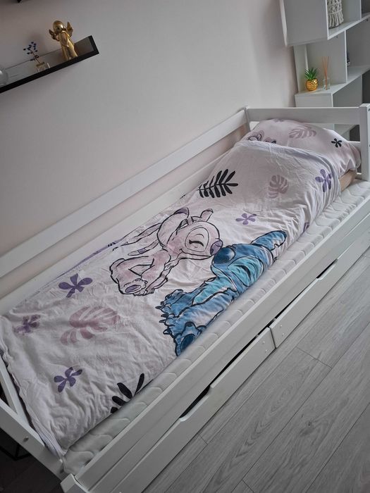 Białe łóżko rozkładane