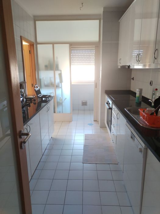 Aluga-se quarto com suíte ao Hospital S. João