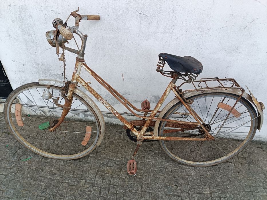 Bicicleta antiga pasteleira
