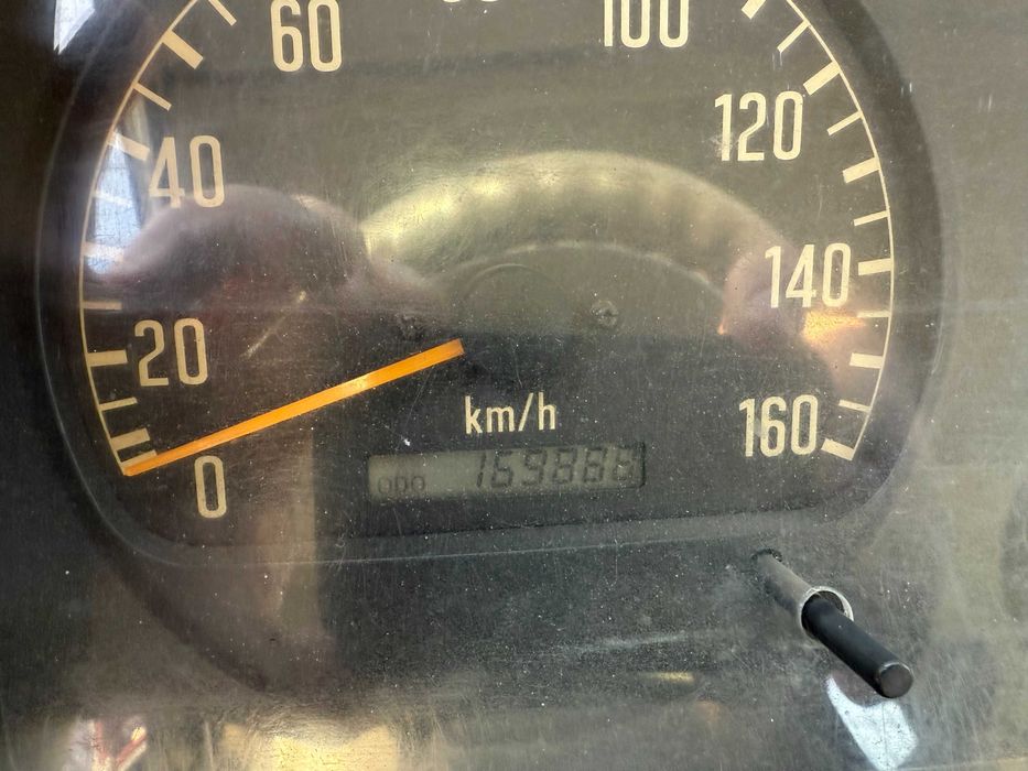 Carrinha Isuzu NKR com grua