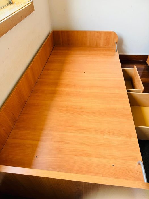 Cama de madeira c 4 gavetas s/colchão