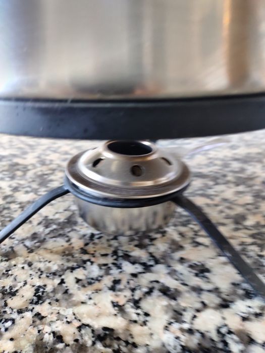 Fondue em inox com pega de Madeira.